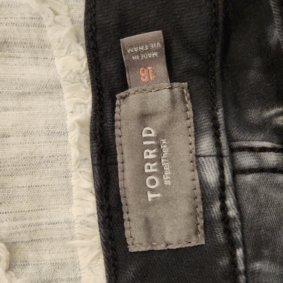 Black and white tie dye Torrid jean shorts size 18! Excellent condition! - Picture 3 of 13